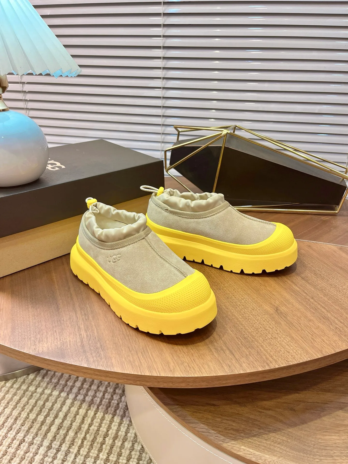 [UGG] P:500💰 Couple shoes Size: 35-44 [Wang Yibo's same style] UGG2025 new winter style Tasman fashion shoes for men and women 1144096 Ugg new fur shoes for autumn and winter, snow boots, same style for men and women ~ Handsome slip-on, lazy shoes, super easy to put on and take off ~ Suede cowhide fabric ~The soles are molded from original soles, not cheap rubber foam, but made of modern material. The characteristics of this material are that it is light, wear-resistant and non-slip. The outsole has a clear logo imprint, which is comparable to that of a store~